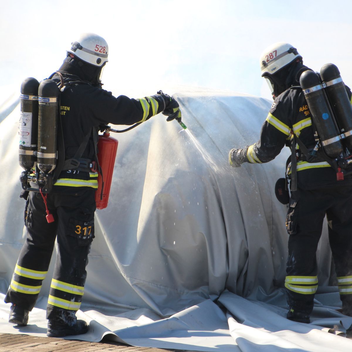 VLITEX Blog Praxistest Schweden Feuerwehrleute kühlen mit Wasser