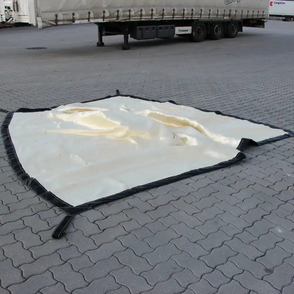 Ausgebreitete Brandbegrenzungsdecke SUPERIOR Pro auf einem Parkplatz.