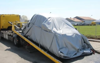 Fahrzeug auf einer schrägen Abschleppfläche mit einer VLITEX Abdeckun