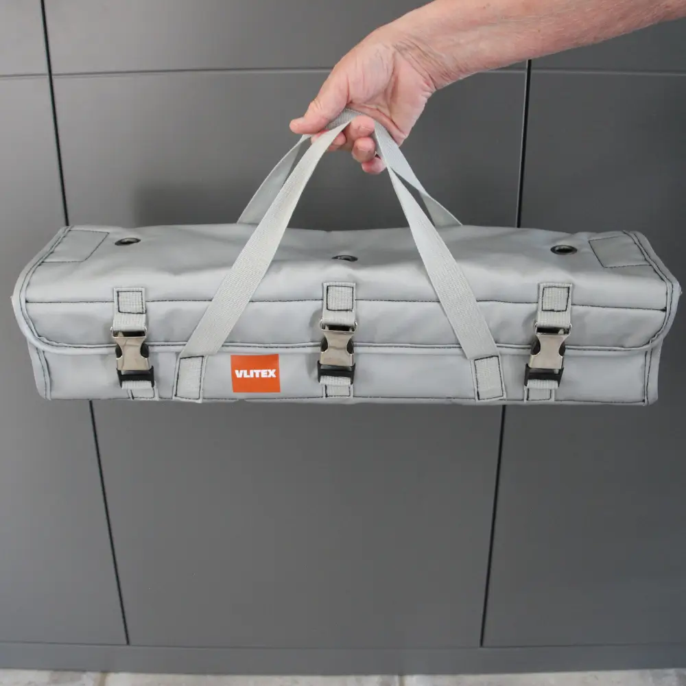 Hand hält eine transportfähige VLITEX E-Bike Akku-Tasche