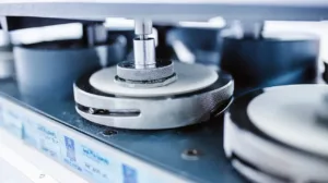 Materialprüfung am STFI – Sächsisches Textilforschungsinstitut. Testapparat til materialeanalyse på det saksiske tekstilforskningsinstitut (STFI).