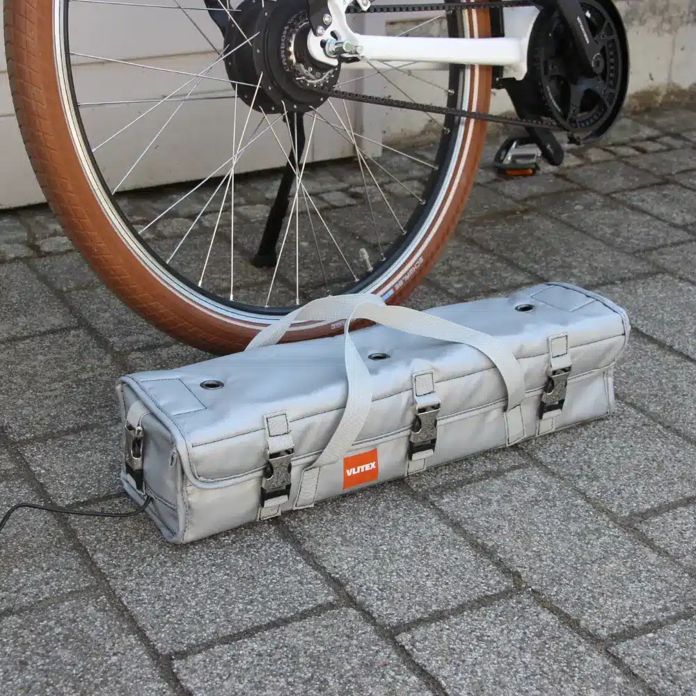 VLITEX Akku-Tasche für E-Bike mit angeschlossenem Ladekabel